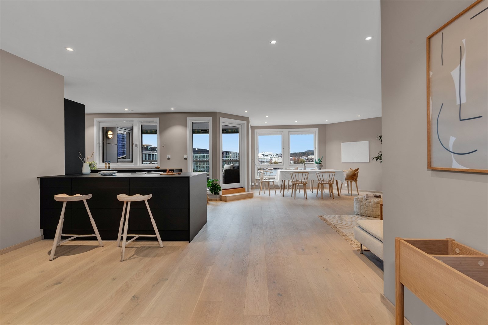 Hjertet i leiligheten er en lys og innbydende stue, perfekt utformet for både avslapning og sosialt samvær. Galleribilde