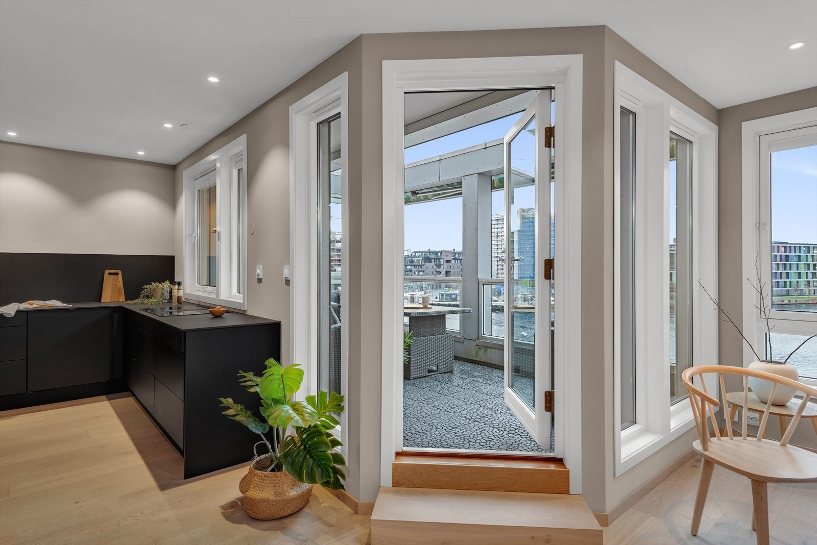 Leilighetens romslige balkong har en fantastisk beliggenhet mot sørvest, og gir deg en idyllisk utsikt over vannspeilet fra elva Otra. Galleribilde