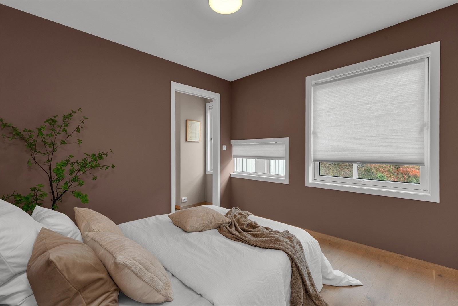 Soverom 1. Romslig og delikat, med god plass til både dobbeltseng og garderobeskap. Galleribilde