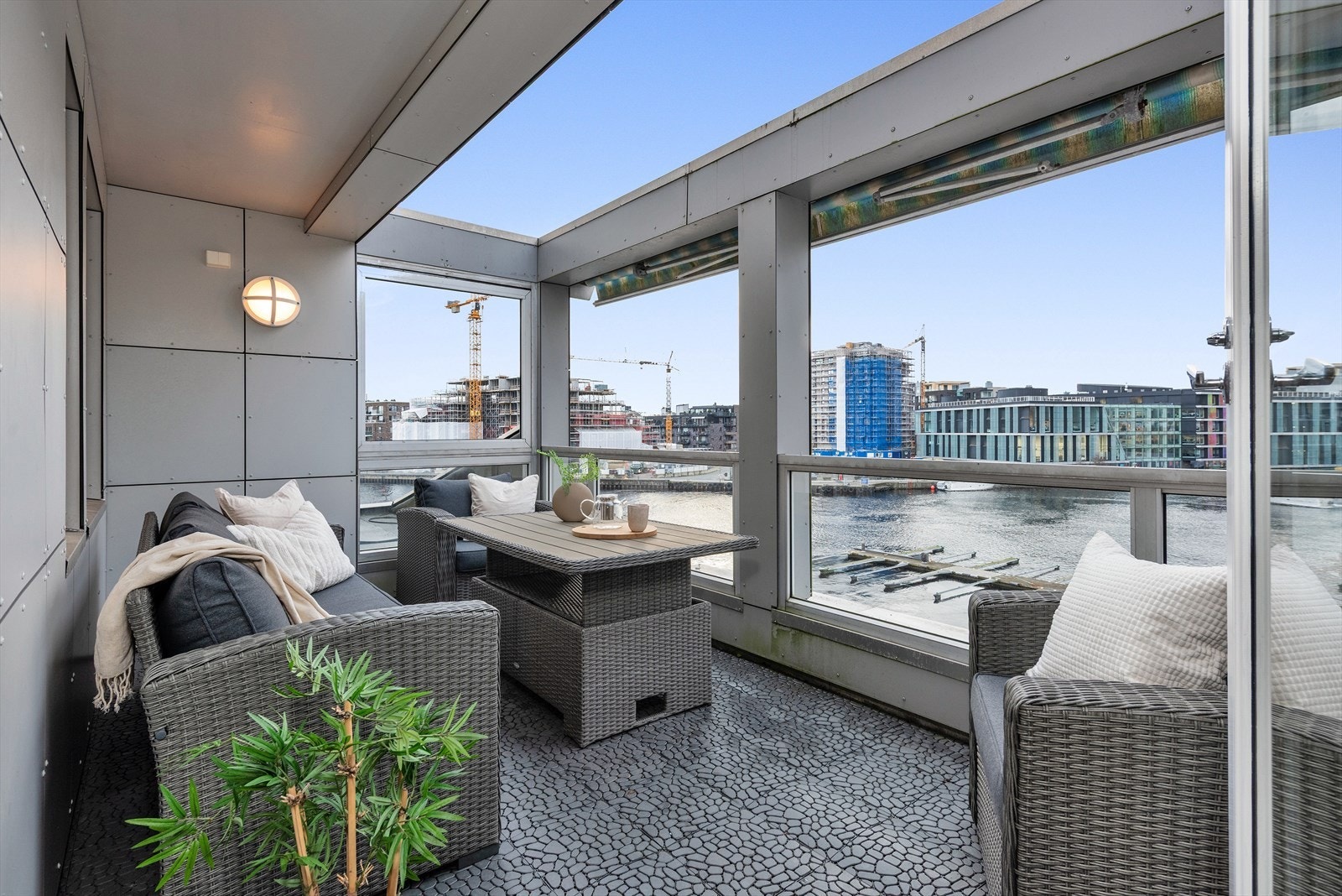 Med god plass til både sittegruppe og grill, er dette rommet en utmerket forlengelse av stuen, ideelt til alt fra morgenkaffen til hyggelige sammenkomster med familie og venner. Galleribilde