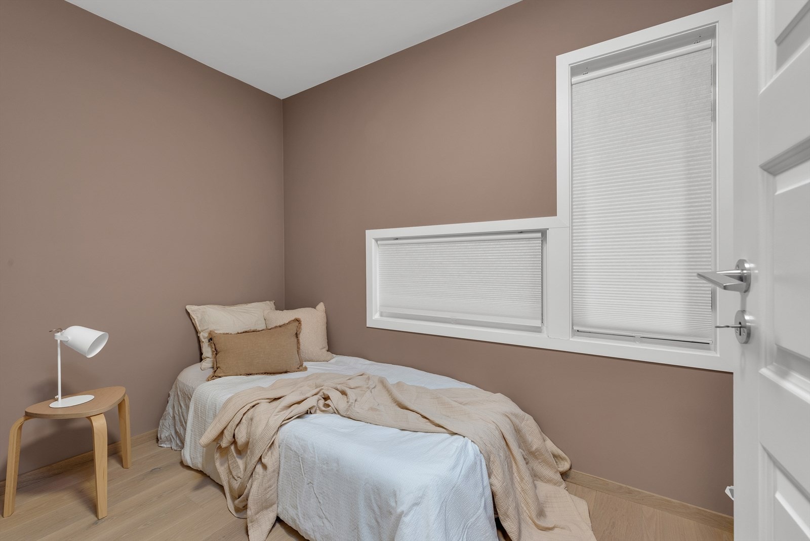 Soverom 2. Romslig og innbydende rom med fleksible møbleringsmuligheter. Galleribilde