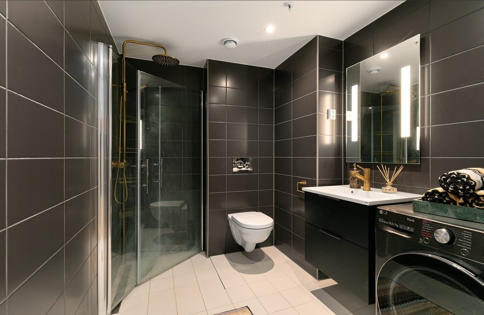 Baderom 1 av 2 - baderom har opplegg for vaskemaskin - Galleribilde