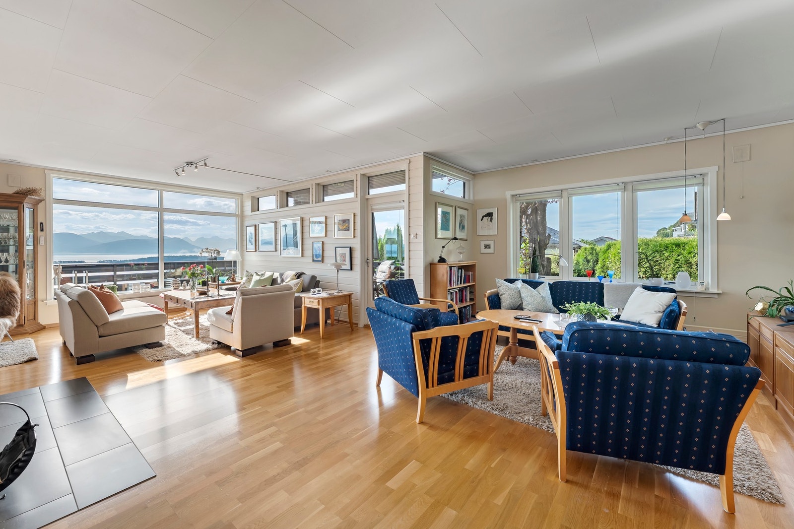 Stuen er lys og romslig og har plass til flere sittegrupper Galleribilde