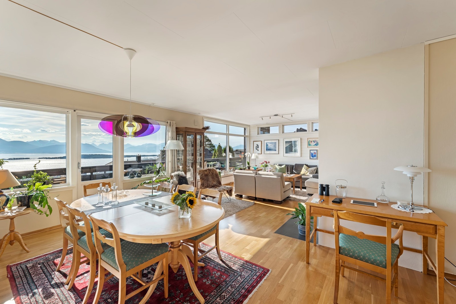 Fra spiseplassen er det flott utsikt mot fjorden Galleribilde