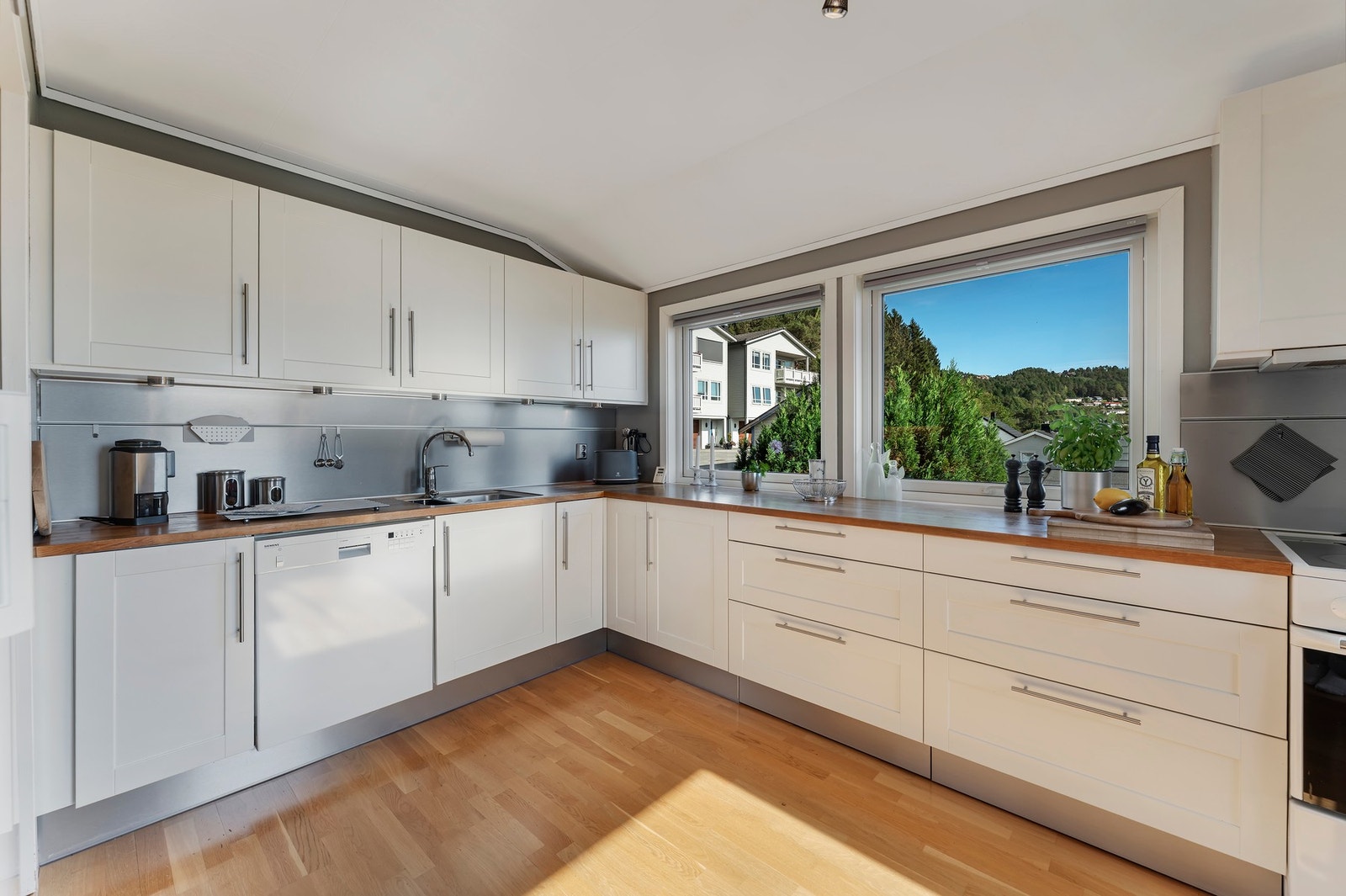 Kjøkkenet er pusset opp i 2005. Kjøkkeninnredningen består av malte profilerte fronter og heltre benkeplate Galleribilde