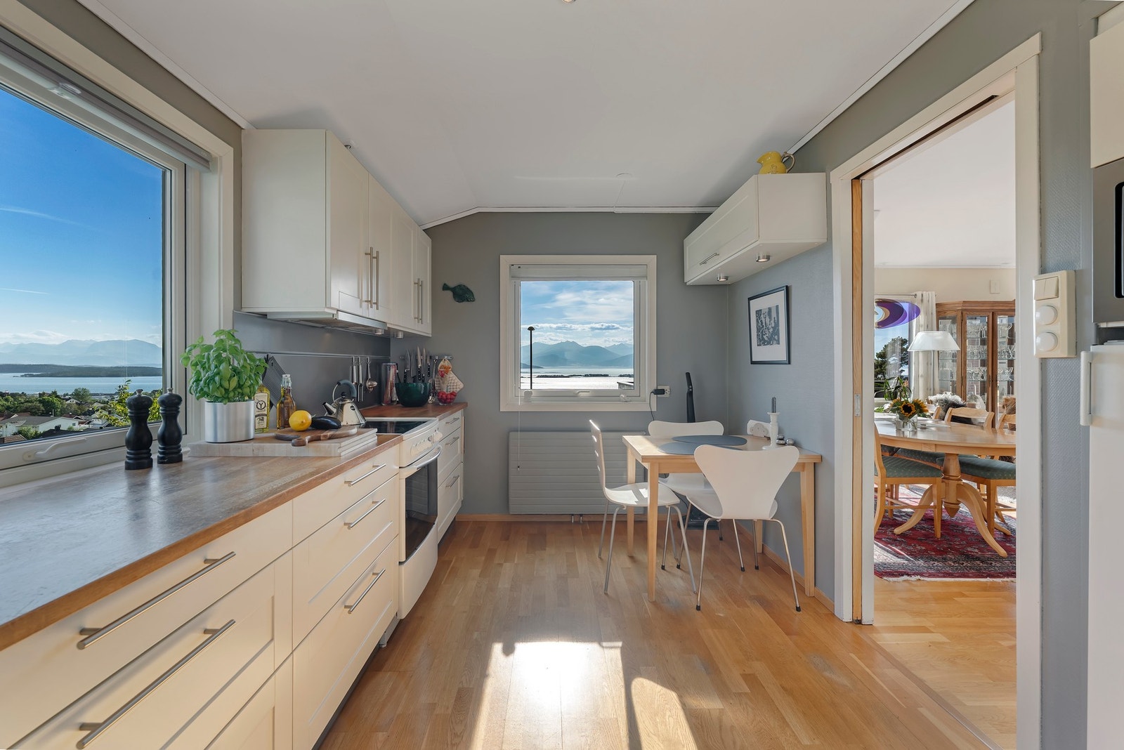 Man har plass til en spisekrok på kjøkkenet også Galleribilde