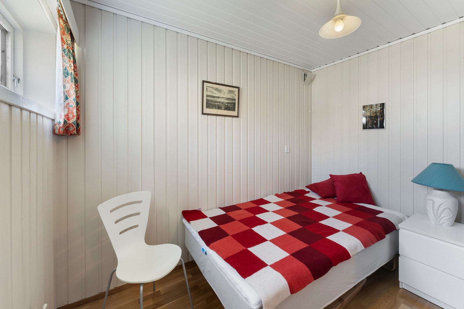 Disponibelt rom i kjeller innredet som soverom (ikke godkjent soverom) Galleribilde