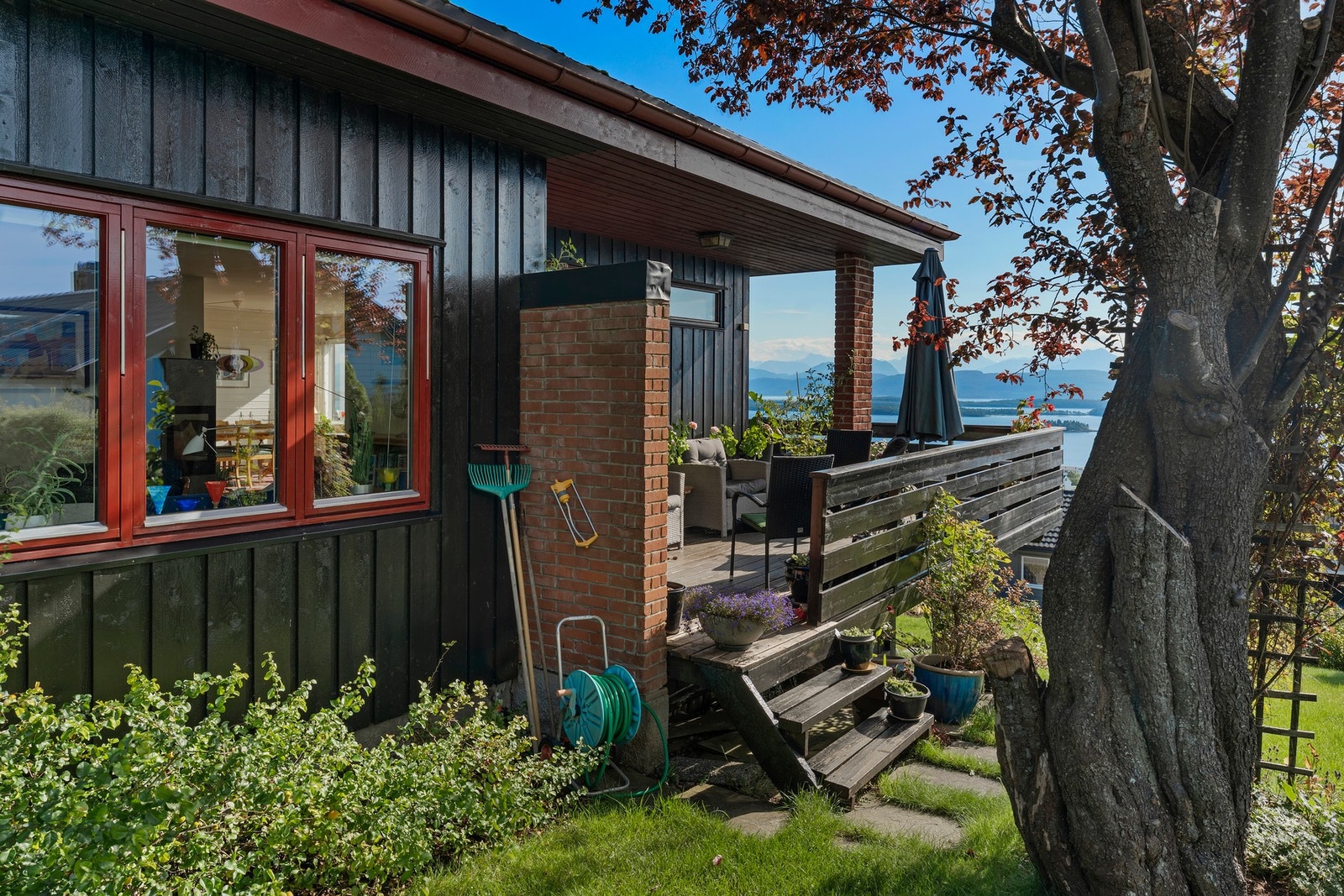 Direkte adkomst fra veranda og til hagen Galleribilde