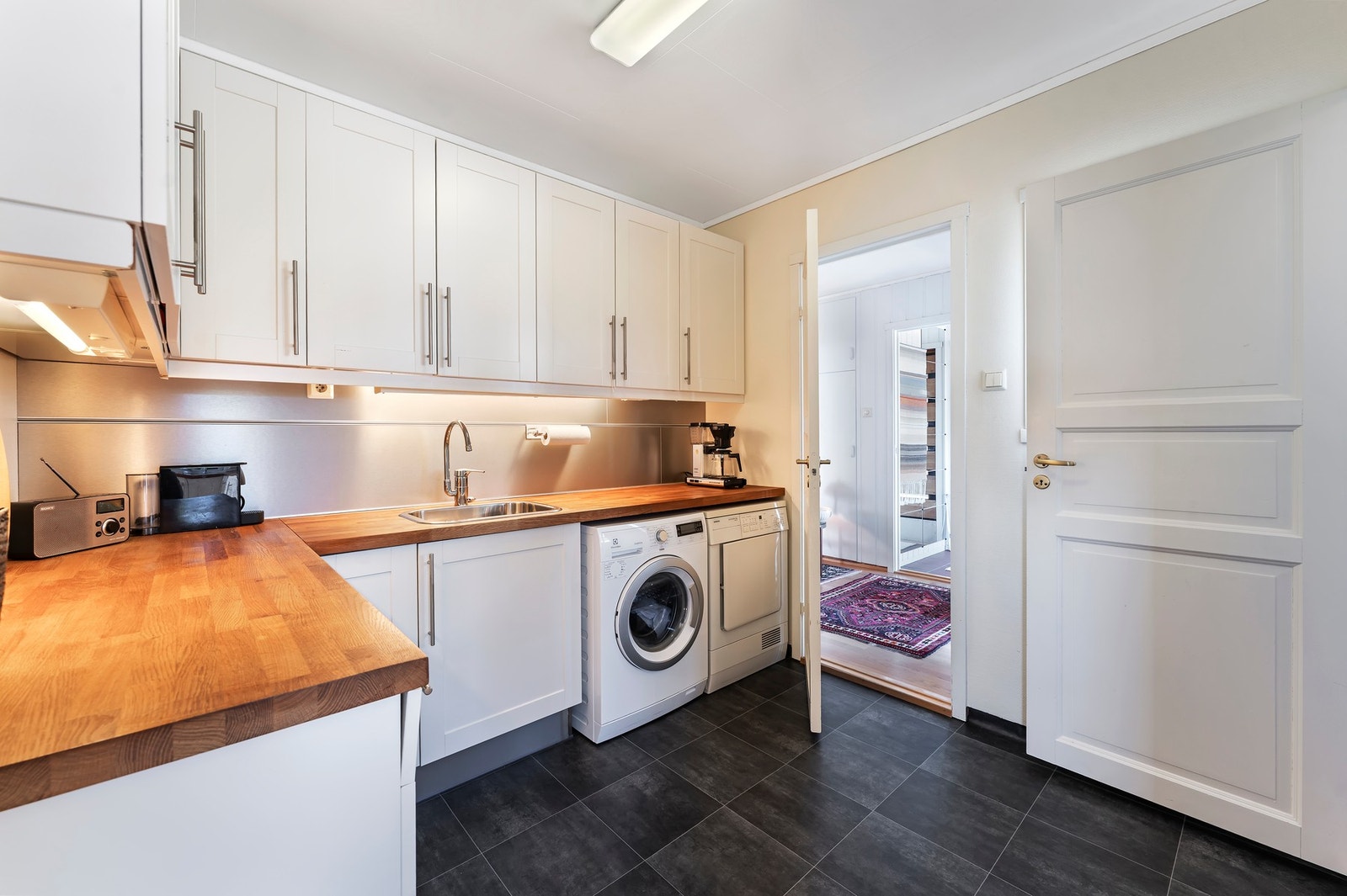 Grovkjøkken med opplegg for vaskemaskin Galleribilde