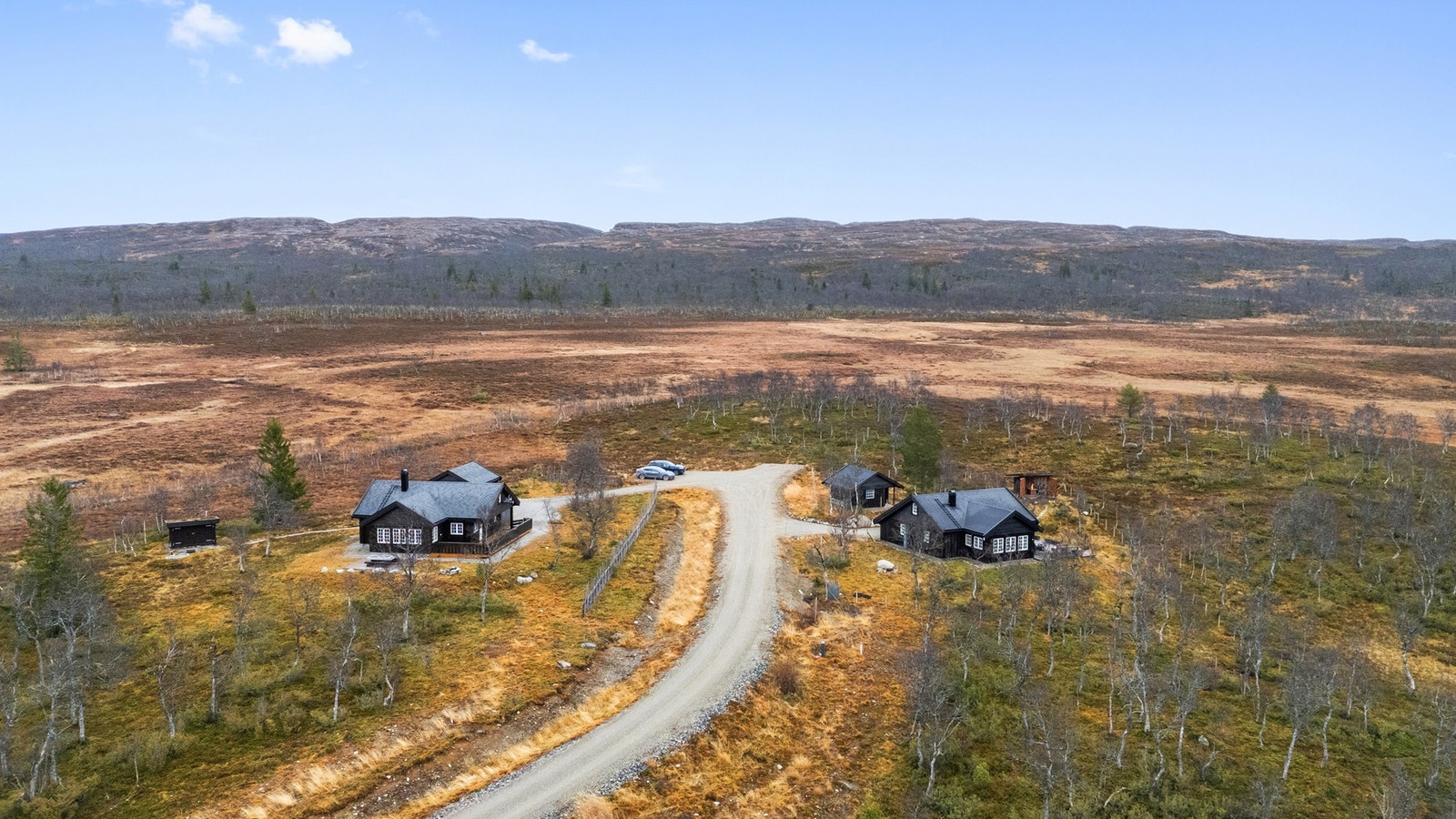 Djupskårdsvegen hyttegrend har i dag 18 hytter. Det er to veier i hyttefeltet, og der hytta ligger er det kun to hytter i dag. Galleribilde