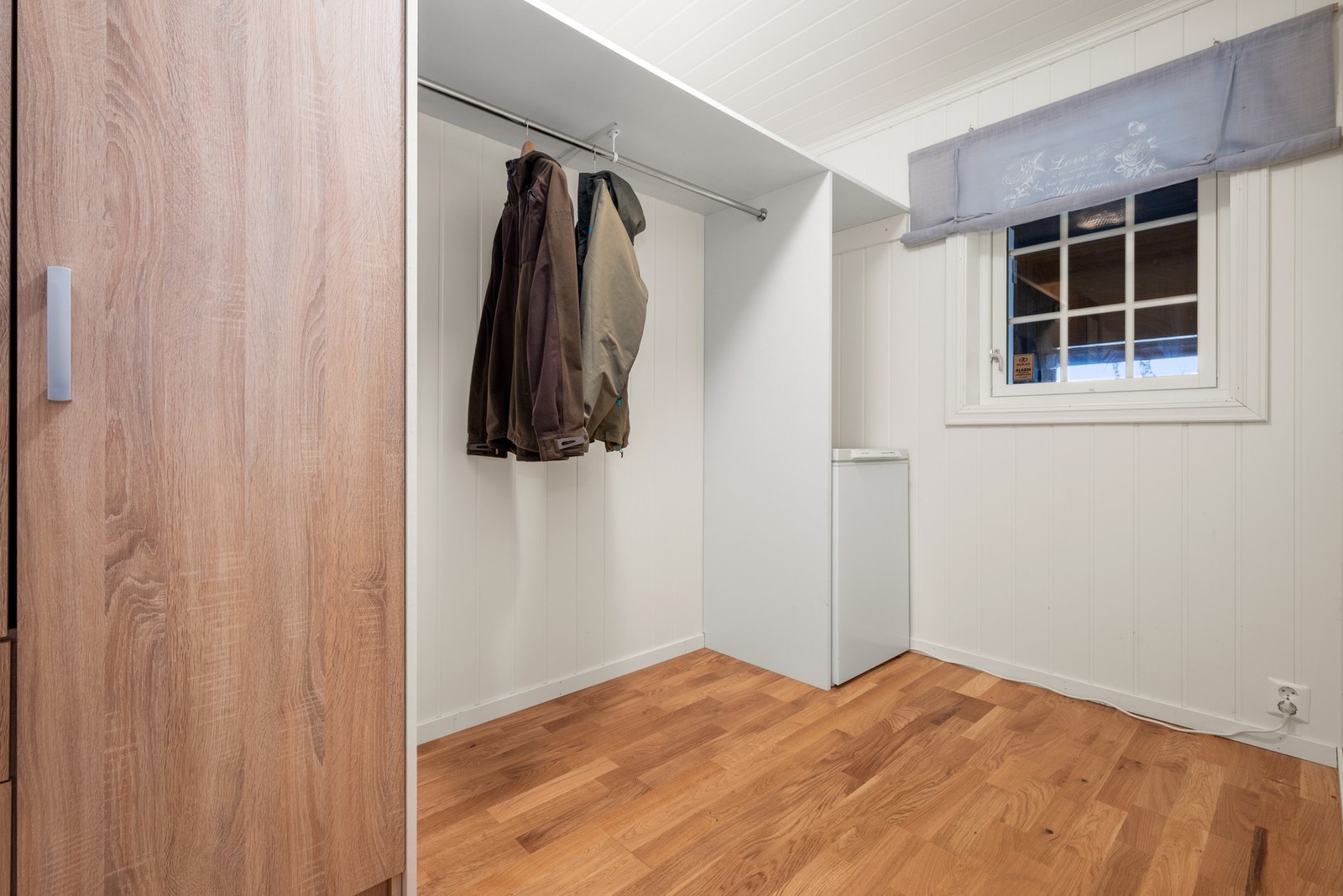 Soverom, innredet som garderobe. Galleribilde