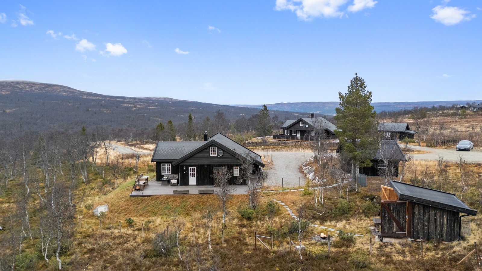 Moderne hytte fra 2019 med uthus og gapahuk. Galleribilde