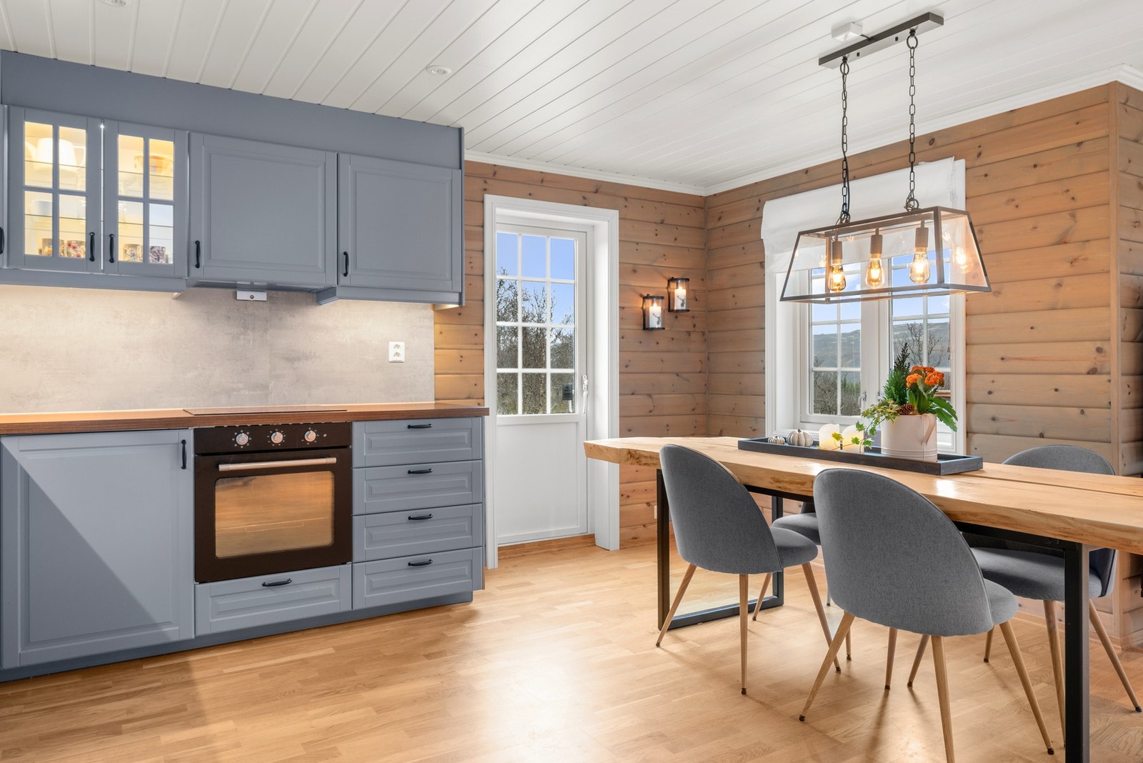 Fra kjøkkenet er det utgang til terrassen. Galleribilde