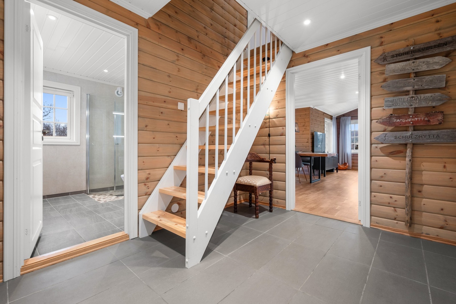 Fra hallen er det trapp opp til loft/hems. Galleribilde