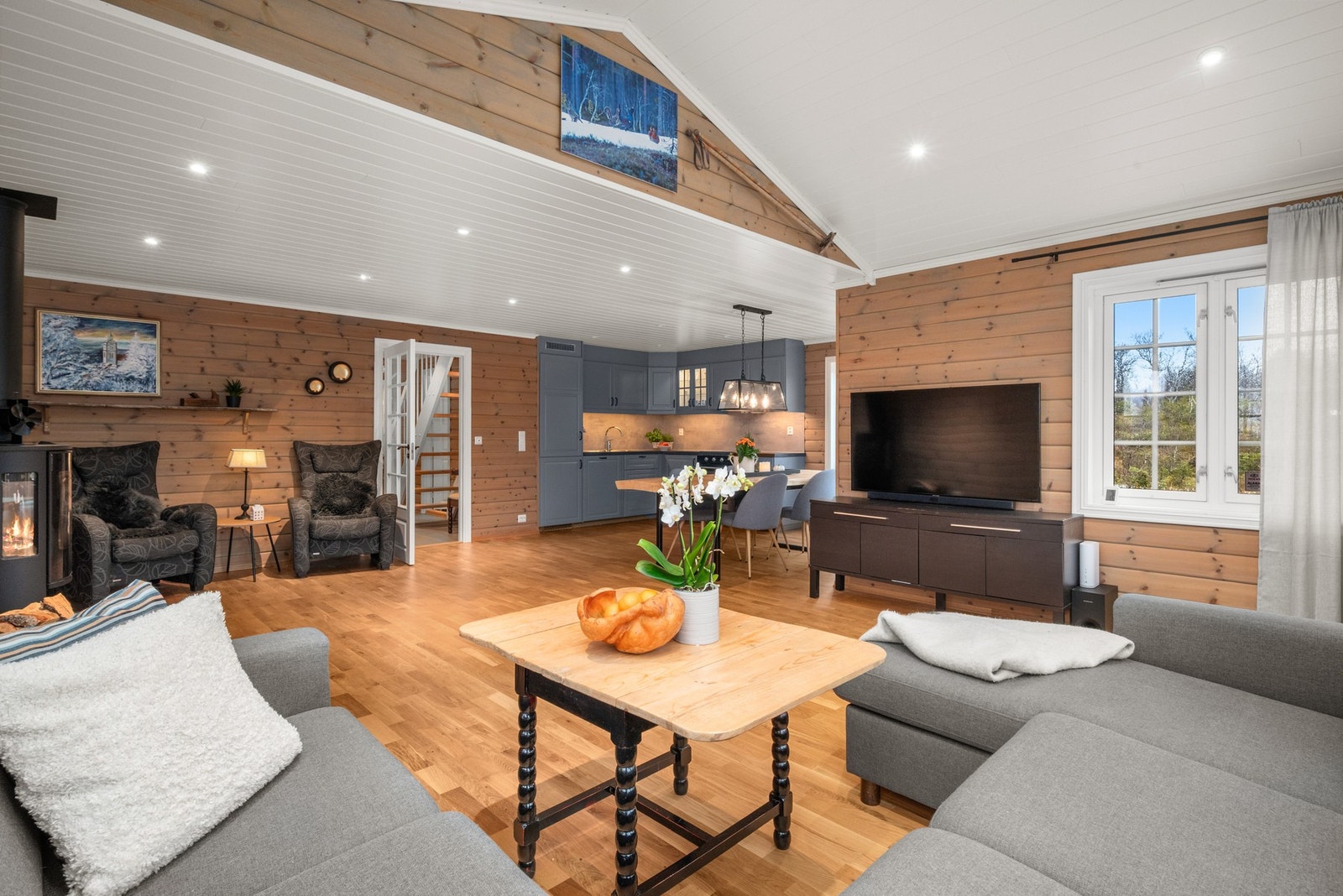 Oppholdsrommet er av god størrelse på 44m² med åpen stue og kjøkkenløsning. Galleribilde