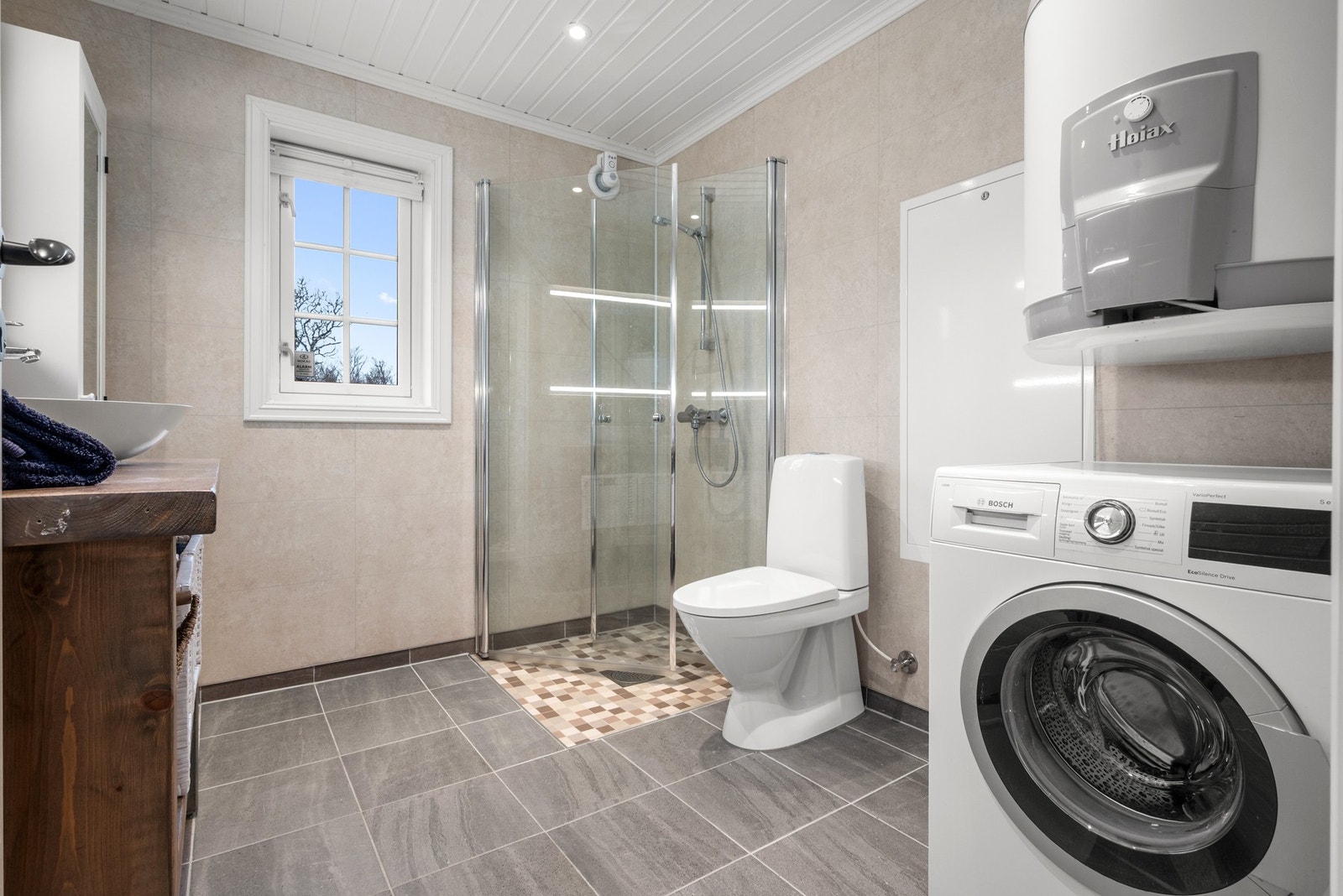 Pent bad med fliser og varme i gulv. Galleribilde