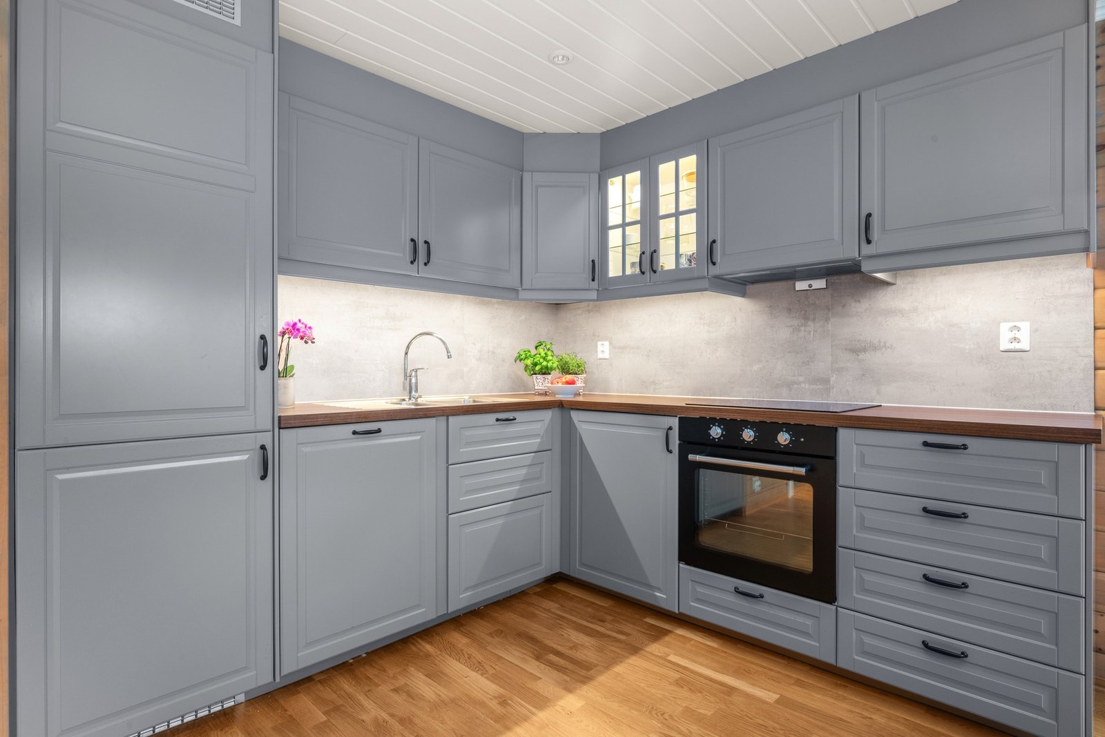 Integrert kjøl/fryseskap, oppvaskmaskin, platetopp og stekeovn. Galleribilde