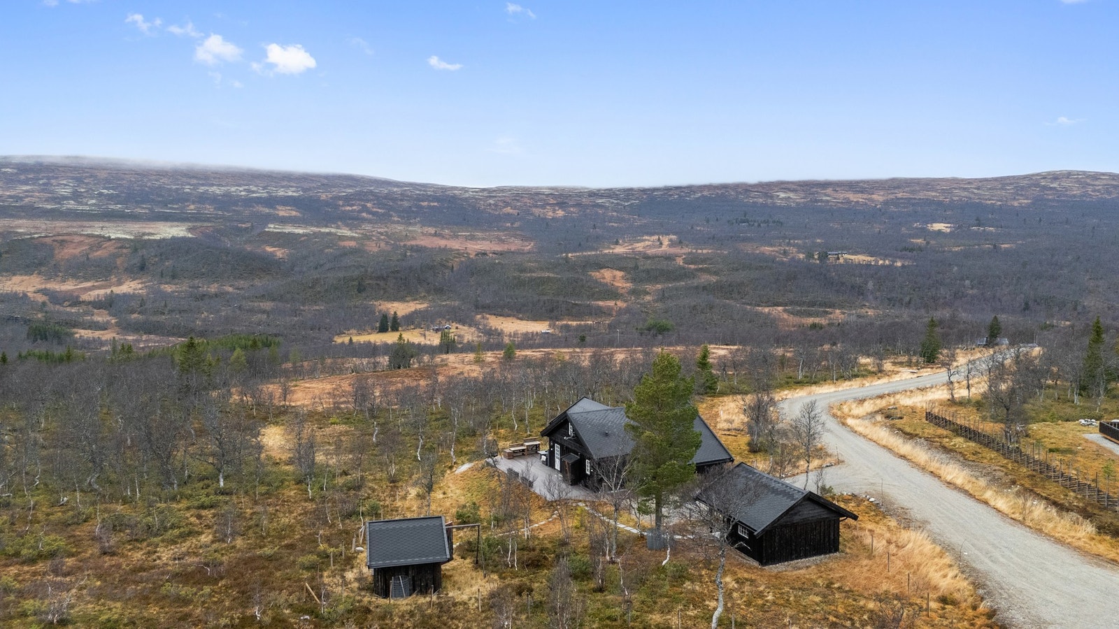 Hytta har flott beliggenhet øverst i Djupskårdsvegen hyttegrend, kun 22 km fra Røros. Galleribilde