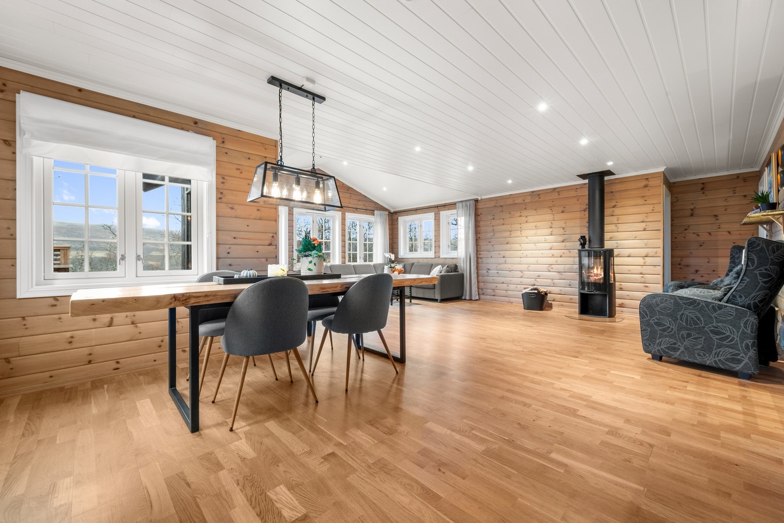 Spisegruppen finner sin naturlige plass mellom stue og kjøkken. Galleribilde