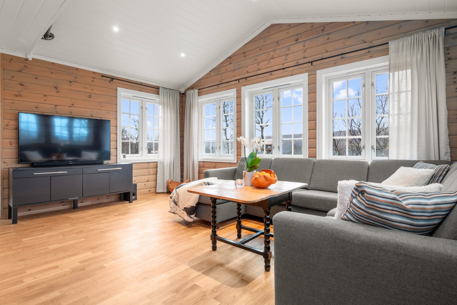 Det er parkett med varme i gulv og downlights i tak. Galleribilde