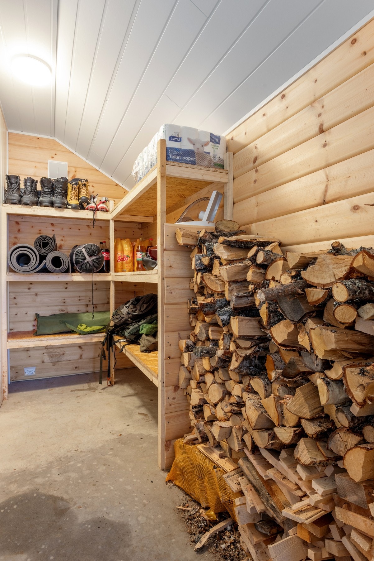 Praktisk utvendig bod ved inngangen. Galleribilde