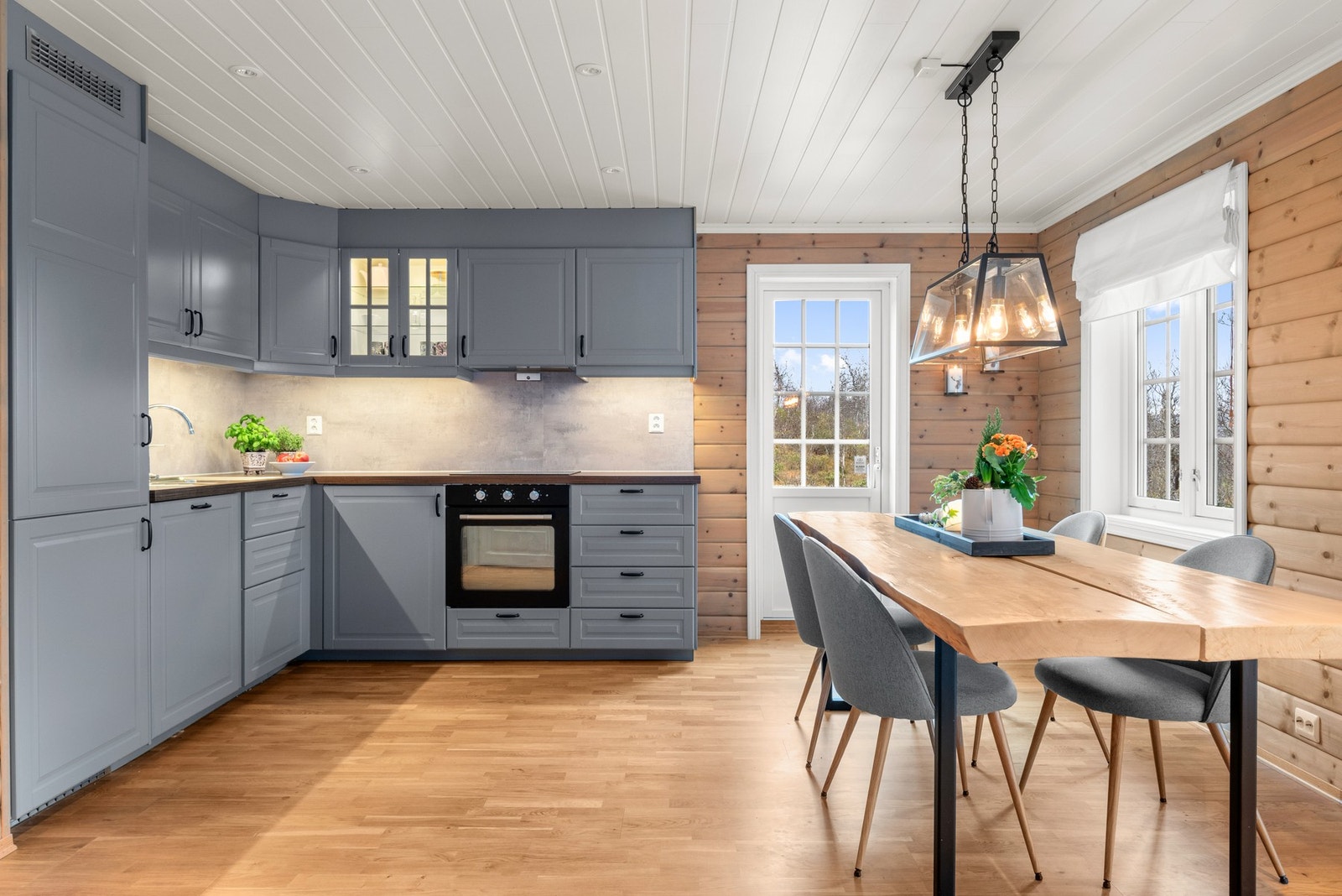 Kjøkkenet fremstår stilrent og pent behandlet. Galleribilde