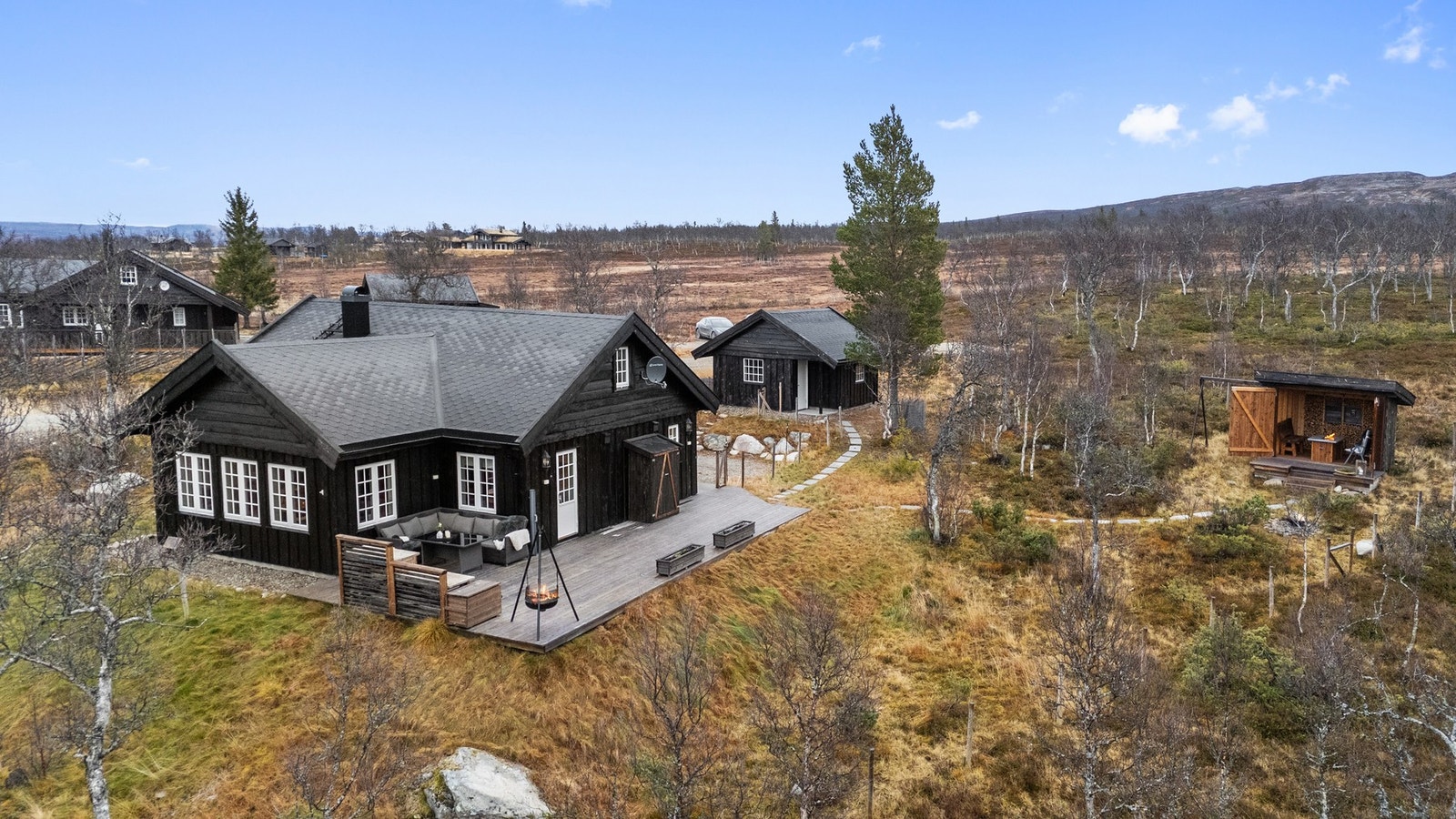 Tomten er på ca. 1,4 mål og er pent opparbeidet i flere soner. Galleribilde