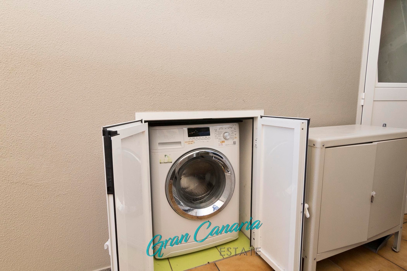 vaskemskin i eget skap på terrassen Galleribilde