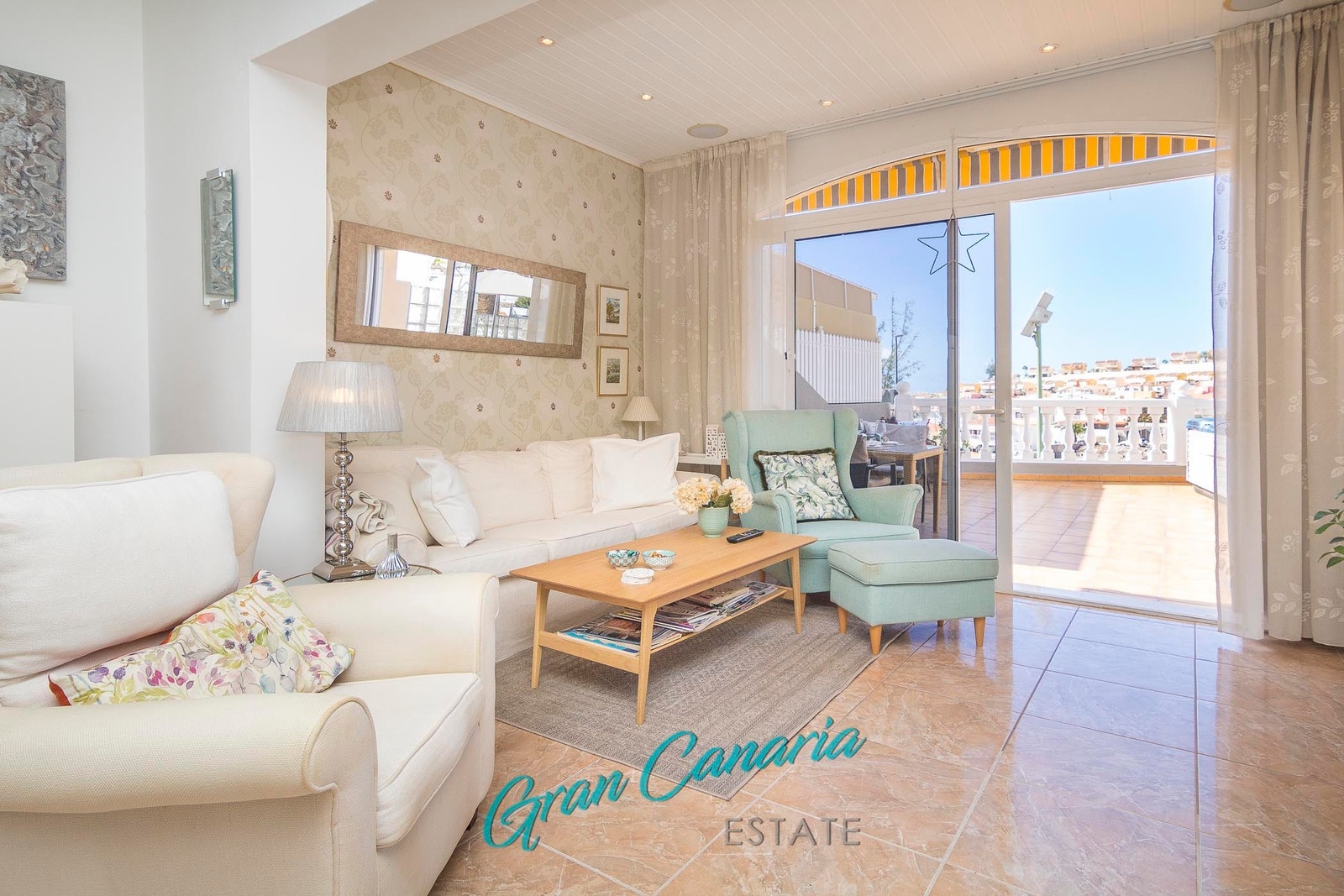 Lys stue med utgang til terrasse Galleribilde