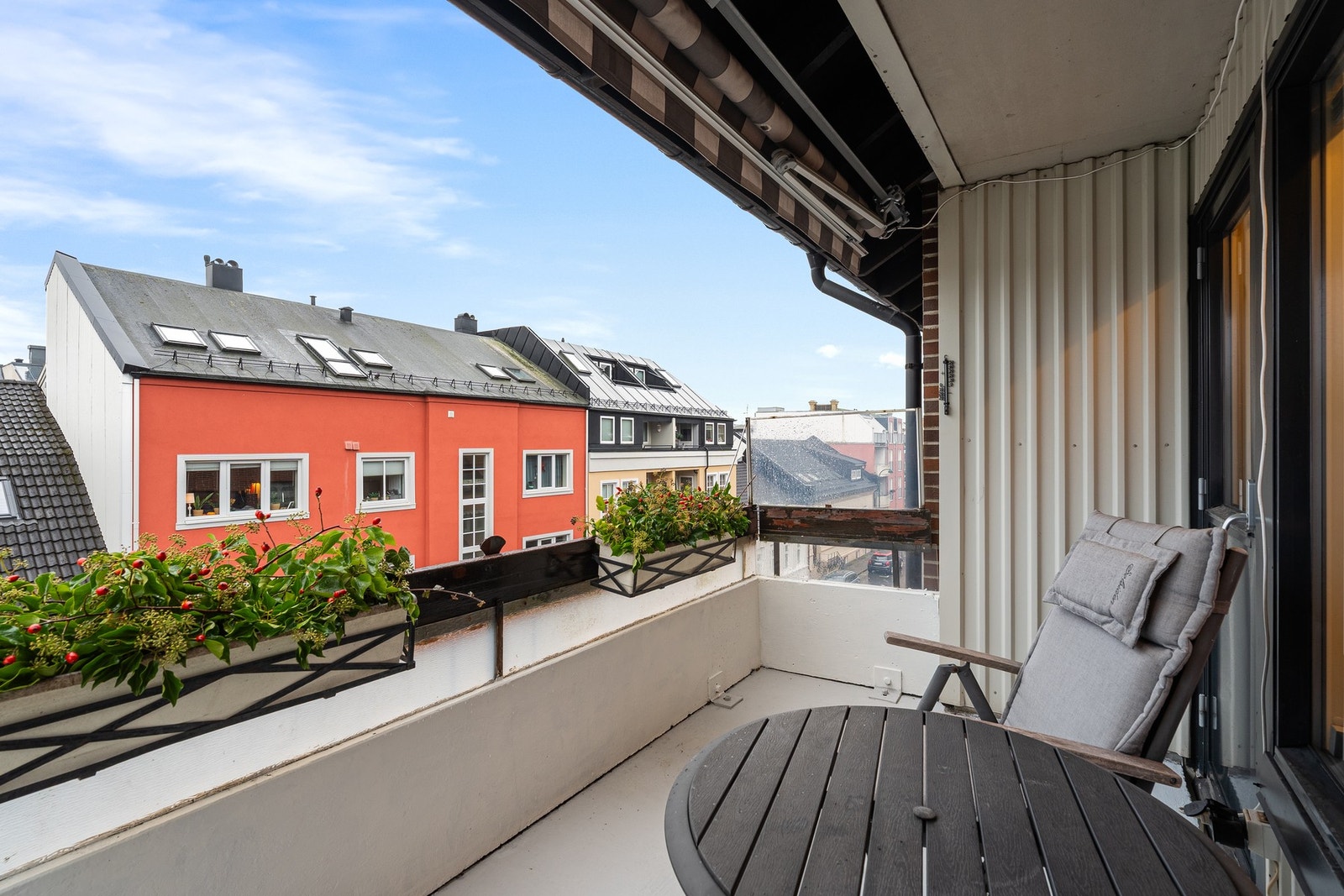 Balkong med elektrisk markise Galleribilde