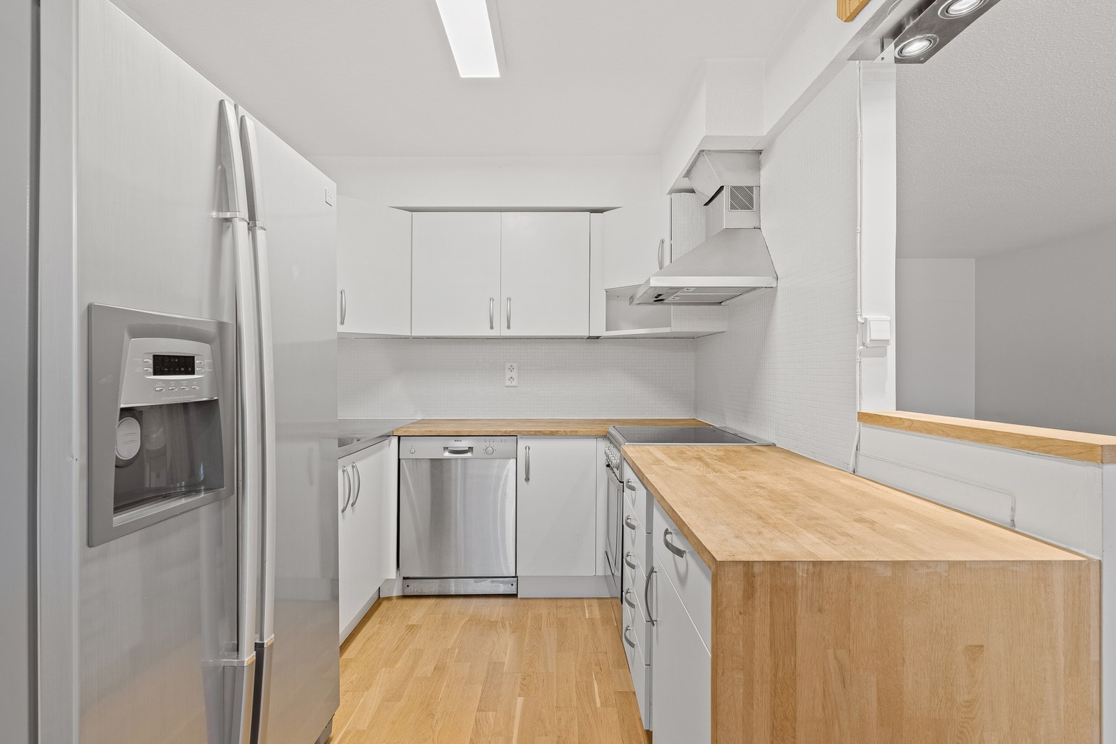 Kjøkken med medfølgende hvitevarer Galleribilde