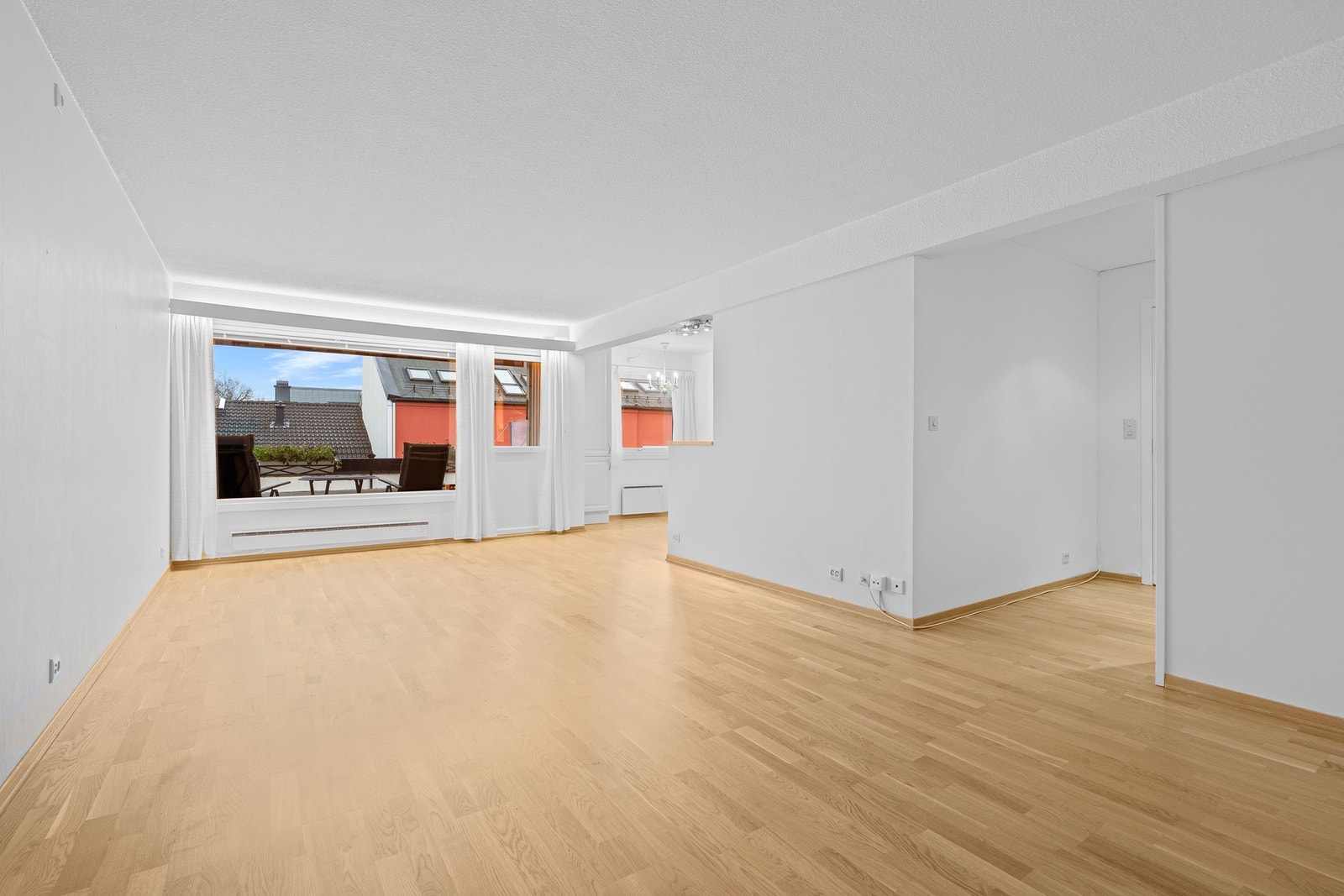 Lys og fin stue med utgang til balkong Galleribilde