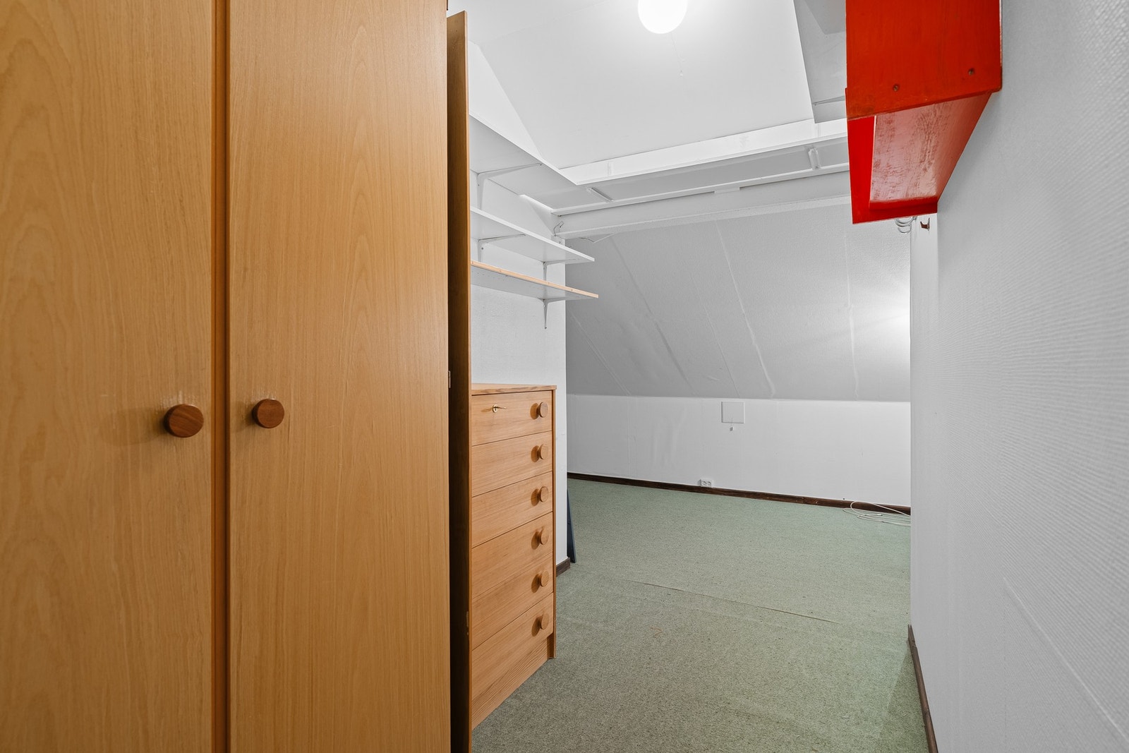 Stor loftsbod - det medfølger også bod og matskap i kjeller Galleribilde