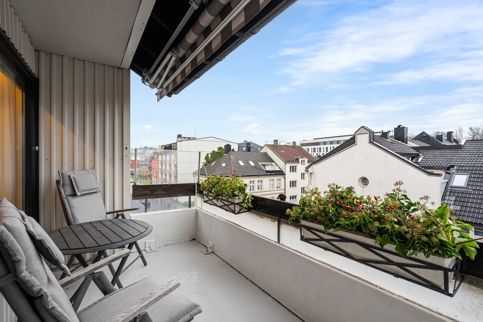 Balkong med elektrisk markise Galleribilde