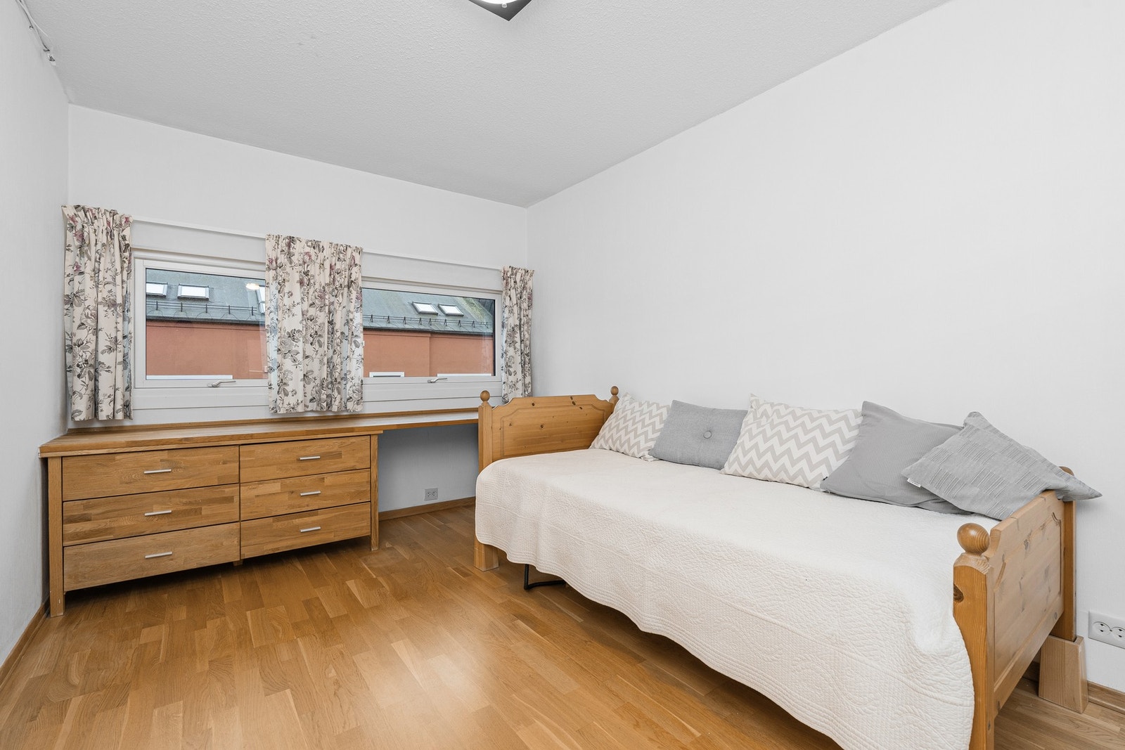 Soverom med integrert skrivebord med skuffer Galleribilde