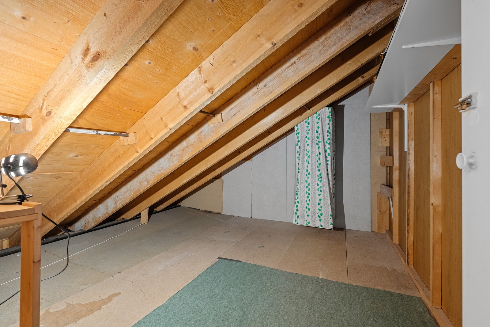 Stor loftsbod - det medfølger også bod og matskap i kjeller Galleribilde