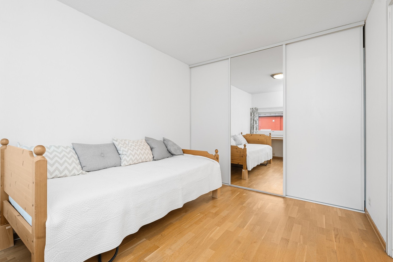 Skyvedørsgarderobe med innredning medfølger selvsagt Galleribilde