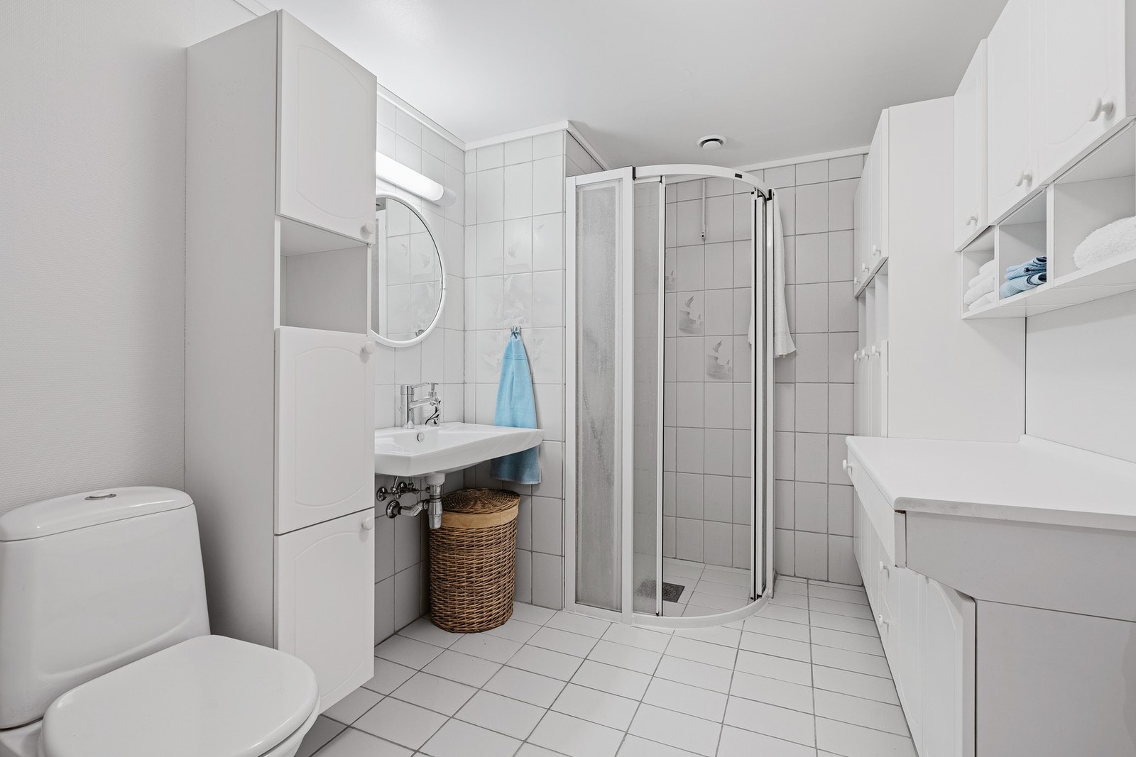 Flislagt bad med dusjhjørne og varmekabler Galleribilde