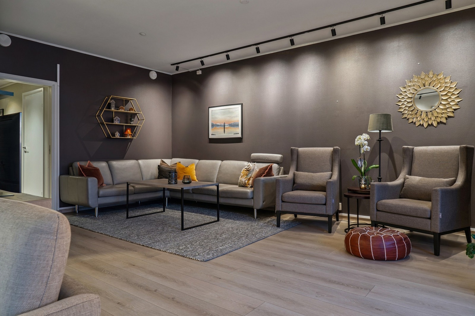 Sentralt beliggende toppleilighet med høy takhøyde og spektakulær fjordutsikt! Galleribilde