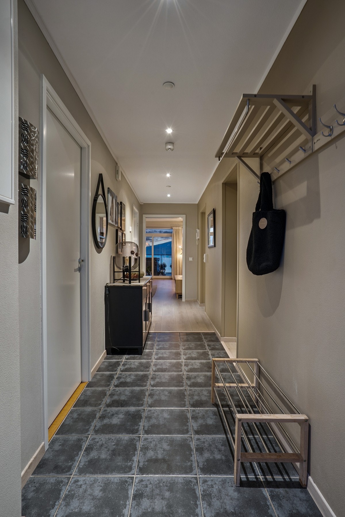 Lys og innbydende entre som tar deg rett inn i kjernen av leiligheten. Galleribilde