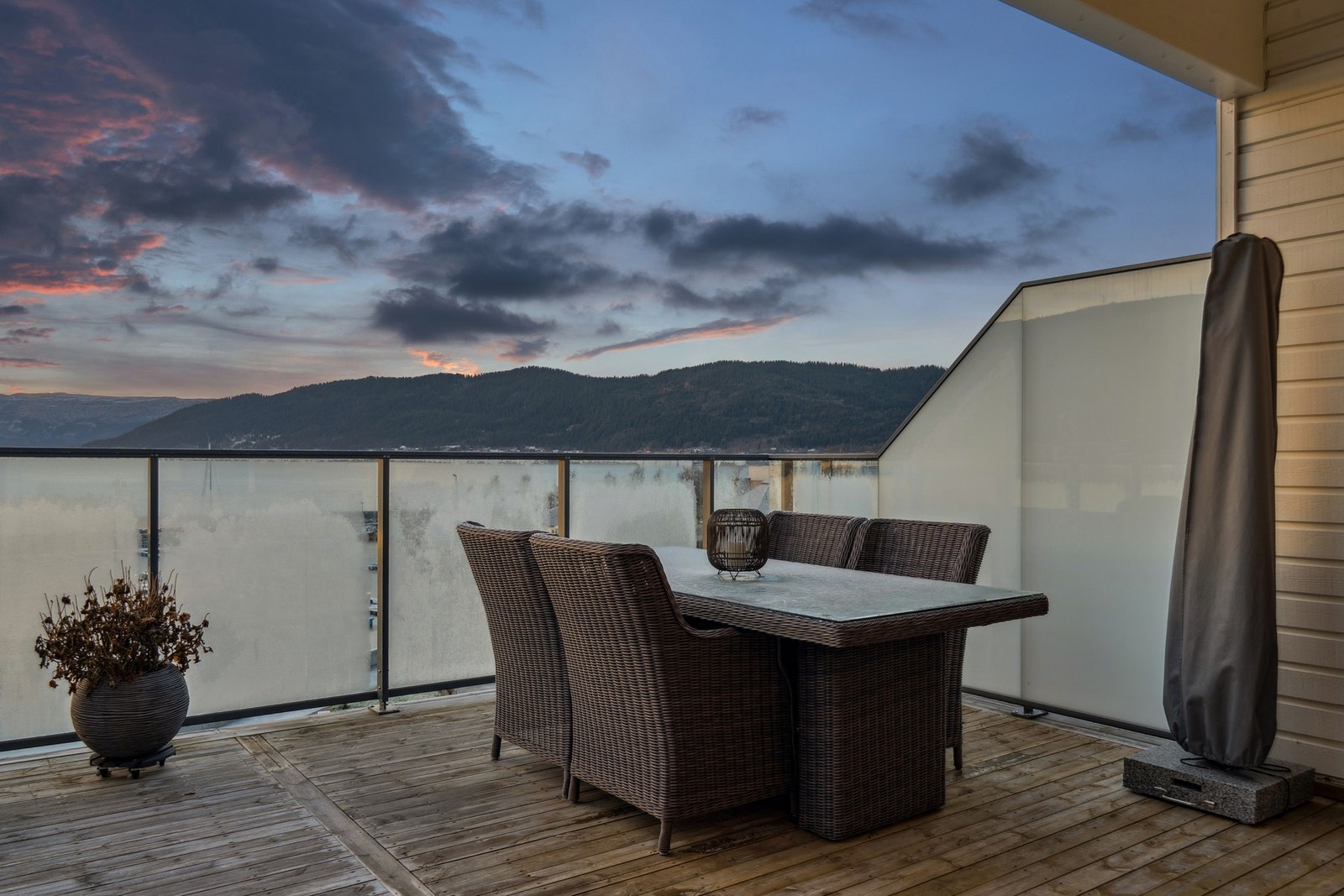 Balkongen byr på god plass til utemøbler, grill og hyggelige sosiale soner. Galleribilde