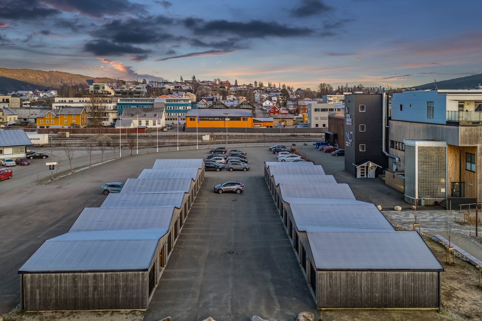 Det medfølger garasje i rekke. Med el-bil lader. Galleribilde