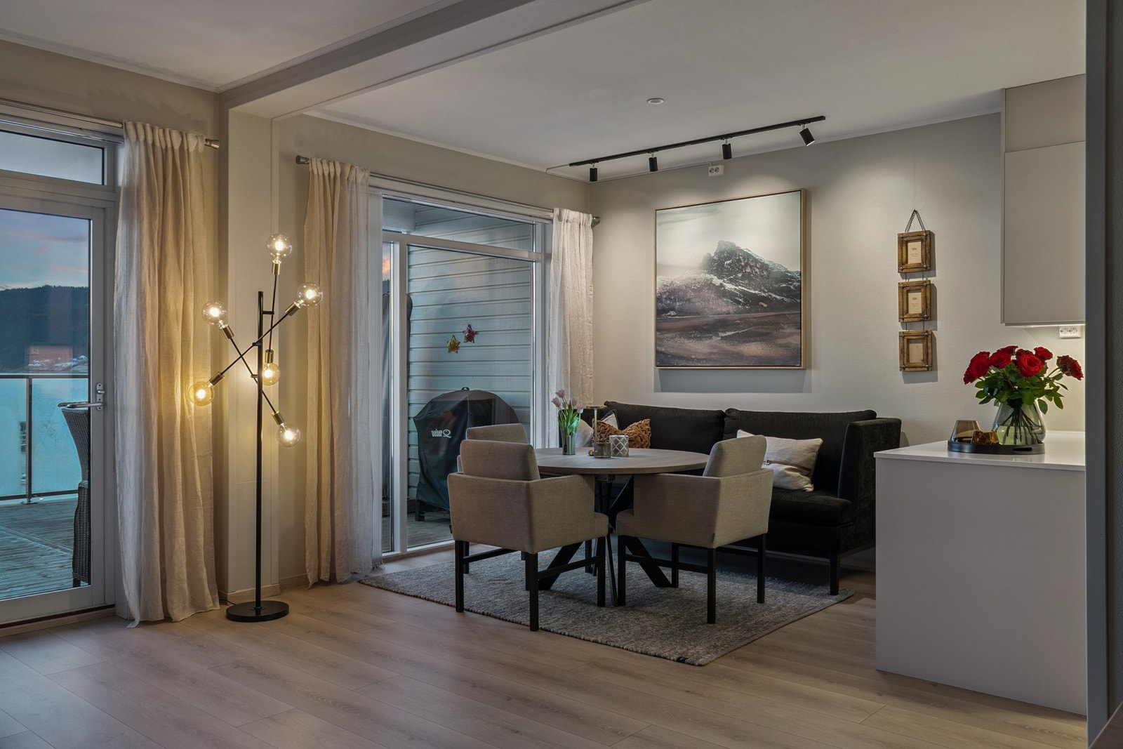 Stuen har en åpen løsning mot kjøkken og spiseplass, som gir en sosial og luftig atmosfære Galleribilde