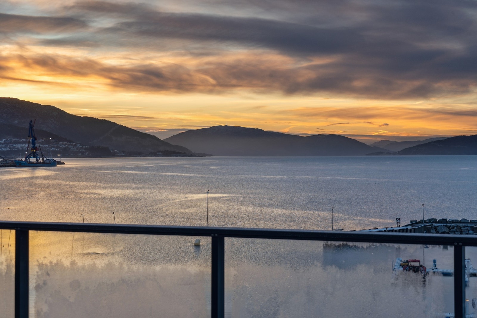 Det er nylig montert et moderne glassrekkverk som gir et stilrent uttrykk og fremhever den fantastiske utsikten over Ranfjorden. Galleribilde