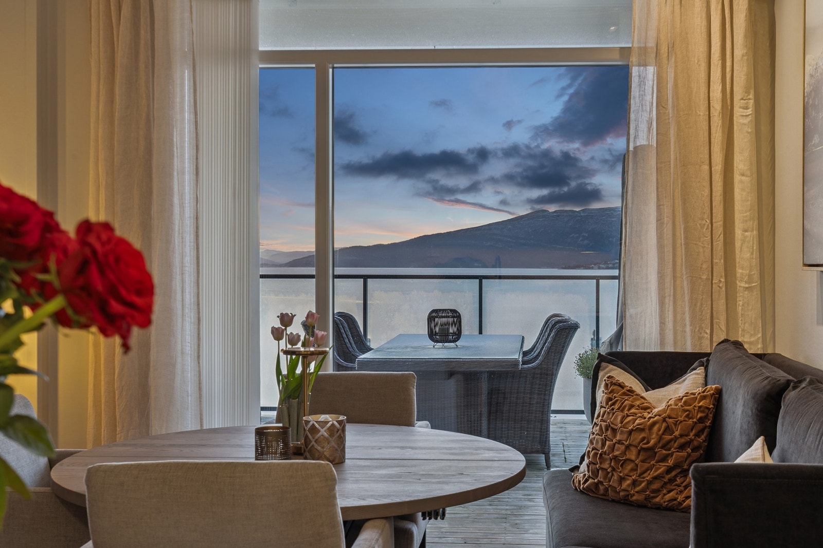 Fra stuen er det utgang til en romslig balkong på hele 32 kvm. Galleribilde