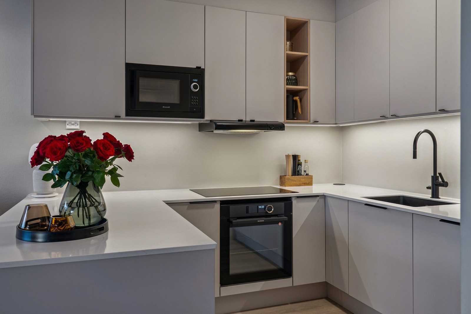 Her er det rikelig med skap- og benkeplass. Galleribilde