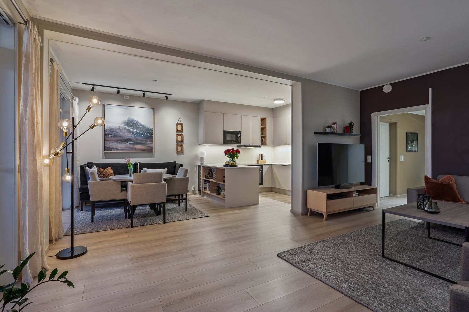 Den åpne løsningen og moderne belysningen understreker den eksklusive følelsen. Galleribilde