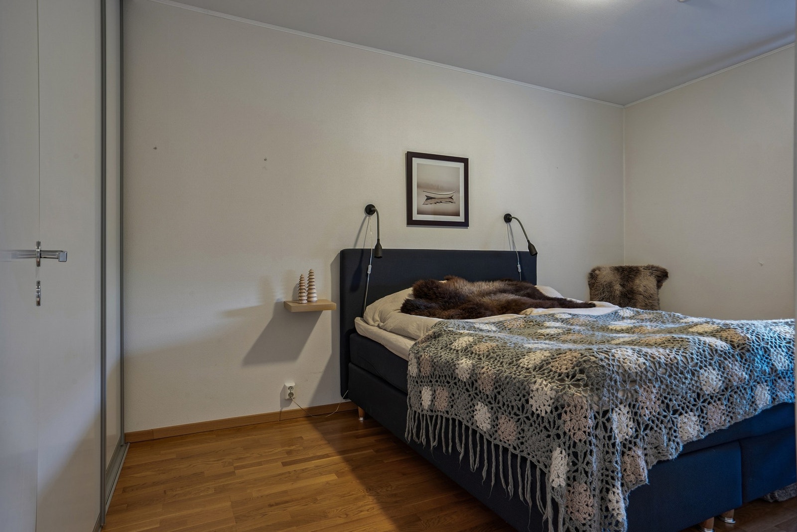 Soverom med god plass til dobbeltseng og nødvendige møbler. Galleribilde