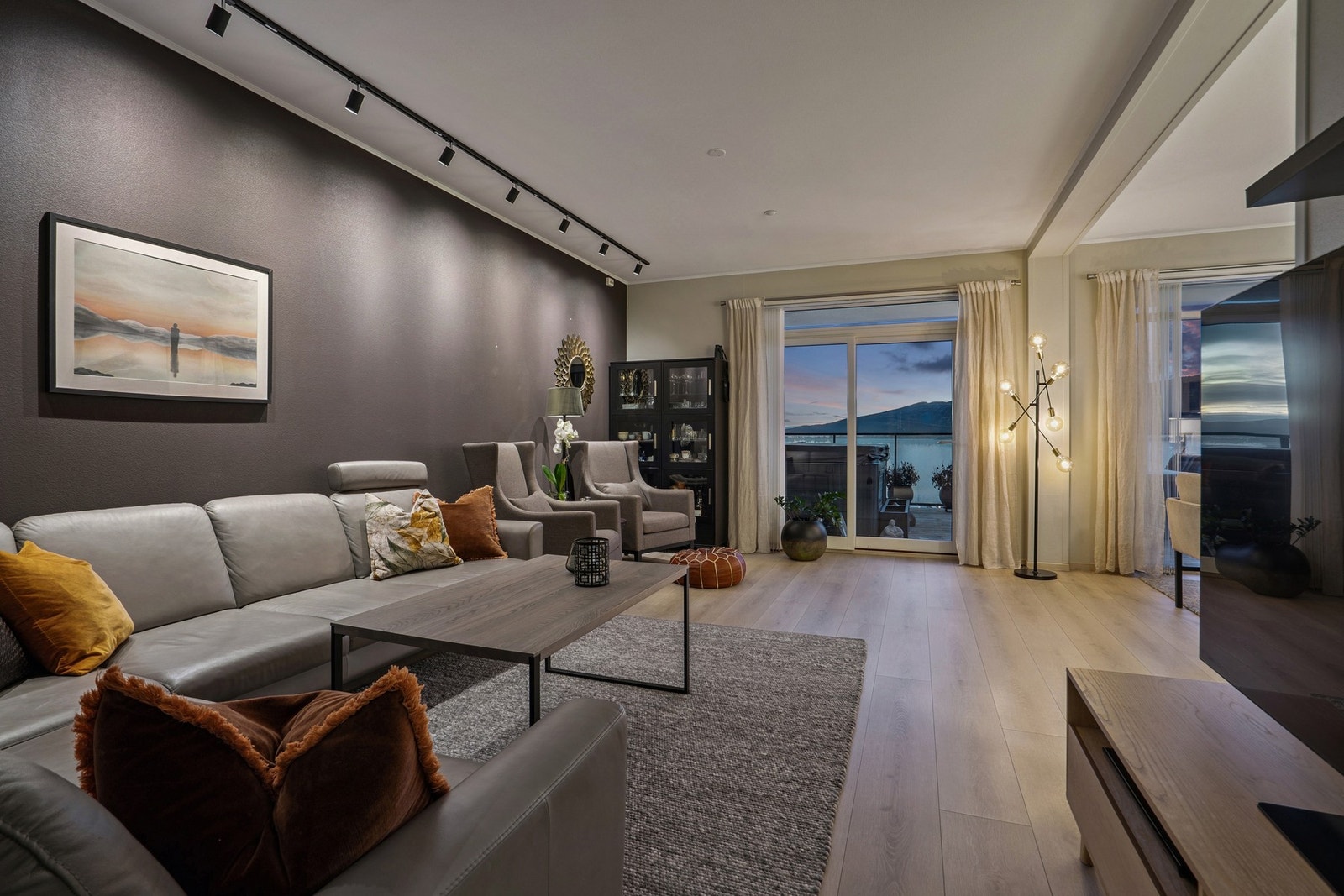 Leiligheten har en god takhøyde som, sammen med store vindusflater, gir en luftig og romslig atmosfære. Galleribilde