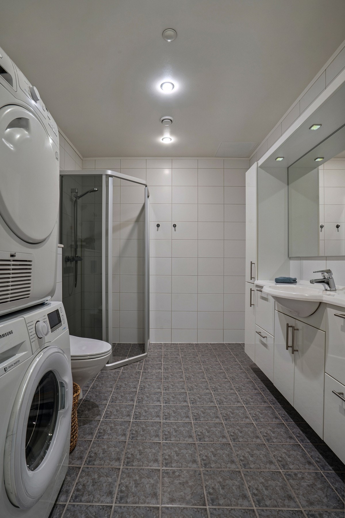 Badet har opplegg for vaskemaskin og tørketrommel. Galleribilde